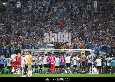 Al-Rayyan, Katar. 3.. Dezember 2022. Spieler Argentiniens feiern den Aufstieg in das Viertelfinale mit Fans nach dem Spiel der Runde 16 zwischen Argentinien und Australien bei der FIFA Weltmeisterschaft 2022 im Ahmad bin Ali Stadium in Al Rayyan, Katar, 3. Dezember 2022. Kredit: Li Ga/Xinhua/Alamy Live News Stockfoto