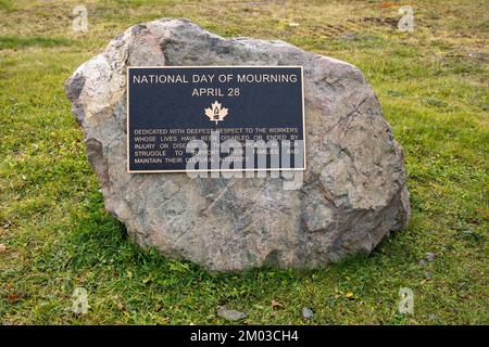 Kirkland Lake, Ontario, Kanada - 31. Oktober 2022 : Zeichen des Trauertages im großen Stein am Miners Memorial Stockfoto