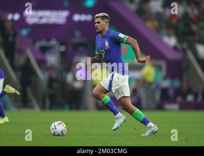 2.. Dezember 2022; Lusail Icon Stadium, Lusail, Katar; FIFA Fußball-Weltmeisterschaft, Kamerun gegen Brasilien; Bruno Guimaraes aus Brasilien Stockfoto