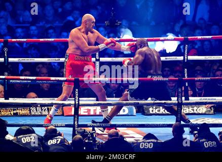 Tyson Fury (links) im Kampf gegen Derek Chisora während des WBC World Heavyweight-Titelkampfs im Tottenham Hotspur Stadium, London. Foto: Samstag, 3. Dezember 2022. Stockfoto