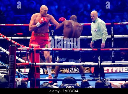 Tyson Fury (links) im Kampf gegen Derek Chisora während des WBC World Heavyweight-Titelkampfs im Tottenham Hotspur Stadium, London. Foto: Samstag, 3. Dezember 2022. Stockfoto