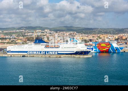 Fährschiffe, die im Hafen von Civitavecchia, Civitavecchia, Region Latium, Italien vor Anker liegen Stockfoto