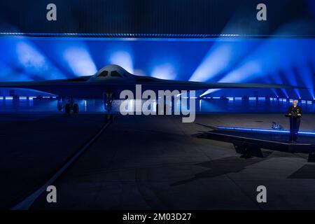 ADM. Christopher W. Grady, Vice Chairman, Joint Chiefs of Staff hält in den USA Vorträge Air Force B-21 Raider Enveiling Ceremony, Palmdale, Kalifornien, 2. Dezember 2022. (DoD-Fotos von Chad J. McNeeley) Stockfoto