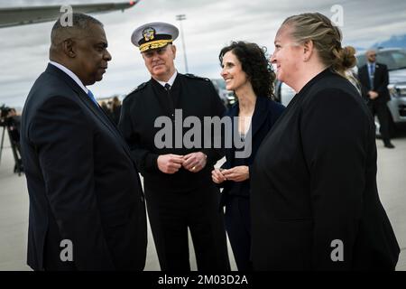 Verteidigungsminister Lloyd J. Austin III begrüßt ADM. Christopher W. Grady Vice Chairman, Joint Chiefs of Staff, Jessica Benveniste, Director, Air Force Rapid Capabilities Office (DAF RCO), und Melissa Johnson, Vice President, Northrup Grumman, bei seiner Ankunft in Palmdale, Kalifornien, am 2. Dezember 2022. Außenminister Austin hat die US-amerikanischen Bemerkungen vorgetragen Air Force B-21 Jäger enthüllt Zeremonie. (DoD-Fotos von Chad J. McNeeley) Stockfoto