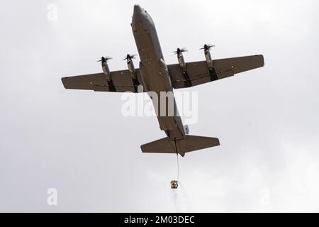 C-130J Super Hercules, die der 721. Geschwader der Royal Danish Air Force zugeteilt wurden, nimmt an einer Flugschulung Teil, die am 28. September 2022 in Fort Huachuca, Arizona, stattfand. Seit 1983 bietet das Advanced Airlift Tactics Training Center fortgeschrittene taktische Schulungen für Lufttransportpersonal von der Luftwaffe National Guard, Air Force Reserve Command, Air Mobility Command, USA Marinekorps und 17 alliierte Nationen. (USA Air Force Foto von Tech. Sgt. Patrick Evenson) Stockfoto