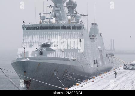 Gdynia, Polen. 3.. Dezember 2022 HDMS Esbern Snare F342, dänische Fregatte der Absalon-Klasse der ständigen NATO Maritime Group One SNMG1 © Wojciech Strozyk / Alamy Live News Stockfoto