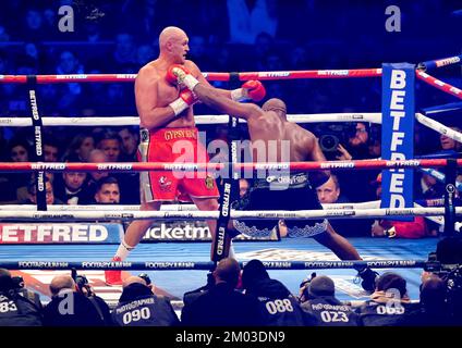 Tyson Fury (links) im Kampf gegen Derek Chisora während des WBC World Heavyweight-Titelkampfs im Tottenham Hotspur Stadium, London. Foto: Samstag, 3. Dezember 2022. Stockfoto