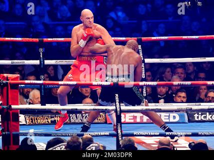 Tyson Fury (links) im Kampf gegen Derek Chisora während des WBC World Heavyweight-Titelkampfs im Tottenham Hotspur Stadium, London. Foto: Samstag, 3. Dezember 2022. Stockfoto