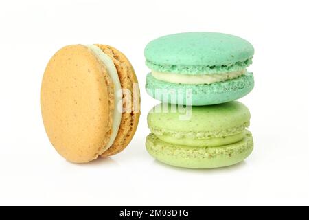 Drei verschiedene Farbmakronen, isoliert auf weißem Hintergrund. Französische Delikatessen-Kekse Stockfoto