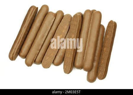 Ein Stapel schokoladenbeschichteter Waferstäbchen, isoliert auf weißem Hintergrund Stockfoto