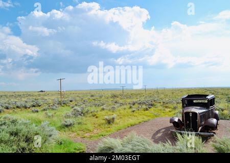 Altes Autowrack im bemalten Wüsten-Nationalpark Arizona USA Stockfoto