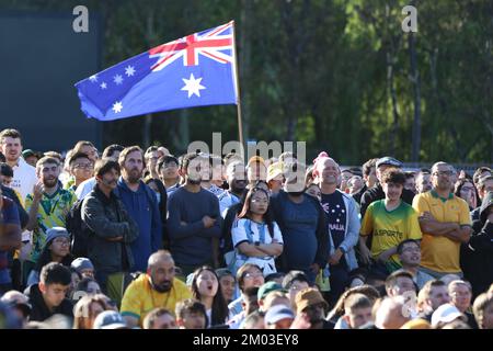 Sydney, Australien. 4.. Dezember 2022 Riesige Menschenmassen besuchten Tumbalong Park, Darling Harbour, um zu sehen, wie die Socceroos im letzten 16. Weltmeisterschaftsspiel gegen Argentinien 2-1 verlieren. Kredit: Richard Milnes/Alamy Live News Stockfoto