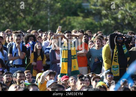 Sydney, Australien. 4.. Dezember 2022 Riesige Menschenmassen besuchten Tumbalong Park, Darling Harbour, um zu sehen, wie die Socceroos im letzten 16. Weltmeisterschaftsspiel gegen Argentinien 2-1 verlieren. Kredit: Richard Milnes/Alamy Live News Stockfoto