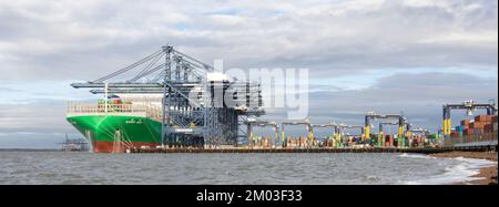 Felixstowe United Kingdom 22, November 2022 Containerschiff am Industriehafen im Import Export weltweit Geschäft Logistik und Transport, Stockfoto