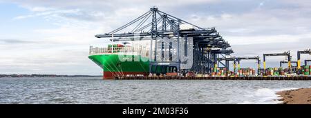 Felixstowe United Kingdom 22, November 2022 Containerschiff am Industriehafen im Import Export weltweit Geschäft Logistik und Transport, Stockfoto