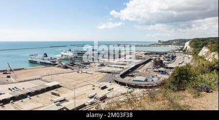 Dover, Kent, united Kingdom, 25, august 2022 Luftaufnahme des Hafens von Dover mit vielen Fähren und Kreuzfahrtschiffen, die Dover ein- und verlassen Stockfoto