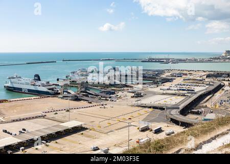 Dover, Kent, united Kingdom, 25, august 2022 Luftaufnahme des Hafens von Dover mit vielen Fähren und Kreuzfahrtschiffen, die Dover ein- und verlassen Stockfoto