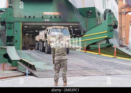 Gdynia, Polen. 3.. Dezember 2022 Ankunft des US Army 2. Panzerbrigade Kampfteams, 1. Infanterie Division Militärausrüstung im Theater als Unterstützung Atlantic Resolve © Wojciech Strozyk / Alamy Live News Stockfoto