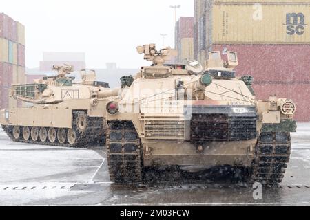 Gdynia, Polen. 3.. Dezember 2022 Ankunft des US Army 2. Panzerbrigade Kampfteams, 1. Infanterie Division Militärausrüstung im Theater als Unterstützung Atlantic Resolve © Wojciech Strozyk / Alamy Live News Stockfoto