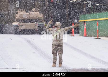 Gdynia, Polen. 3.. Dezember 2022 Ankunft des US Army 2. Panzerbrigade Kampfteams, 1. Infanterie Division Militärausrüstung im Theater als Unterstützung Atlantic Resolve © Wojciech Strozyk / Alamy Live News Stockfoto