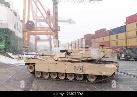 Gdynia, Polen. 3.. Dezember 2022 Ankunft des US Army 2. Panzerbrigade Kampfteams, 1. Infanterie Division Militärausrüstung im Theater als Unterstützung Atlantic Resolve © Wojciech Strozyk / Alamy Live News Stockfoto