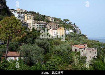 Hotels und Appartementgebäude auf einem Hügel mit Blick auf das Mittelmeer, in der süditalienischen Küstenstadt Sorrento, Italien. Stockfoto