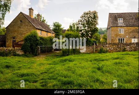 Cotswold Farm mit englischem Schieferdach, Cotswold District, Stanton, England. Stockfoto