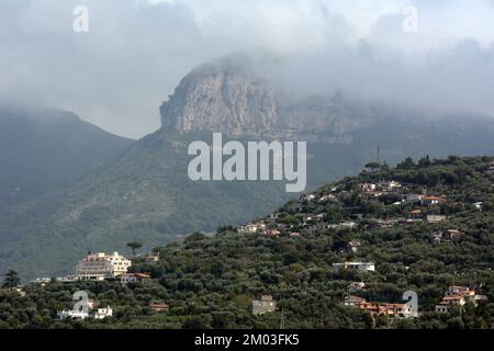 Häuser in den Hügeln und Bergen über der süditalienischen Küstenstadt Sorrento in Italien. Stockfoto