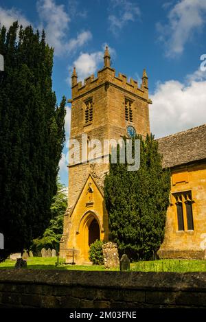 Englische Perpendicular Church of Saint Peter in Stanton, Cotswold District mit spätnormannischem Eingang. Stockfoto