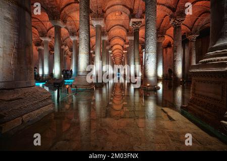 Istanbul, Türkei - Dezember 4 2022: Beleuchtete Innenansicht der Basilika Zisterne oder Yerebatan Sarnici im Viertel Sultanahmet Stockfoto