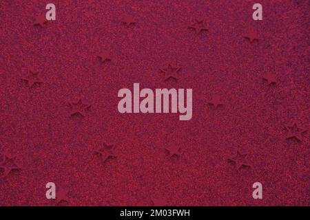 Viva Magenta mit Glitzer. Partyhintergrund mit Sternen. Magentafarbener Hintergrund. Trendfarbe 2023 Stockfoto