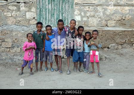 Eritreische Kinder, die in den zerstörten Ruinen des alten Massawa leben Stockfoto