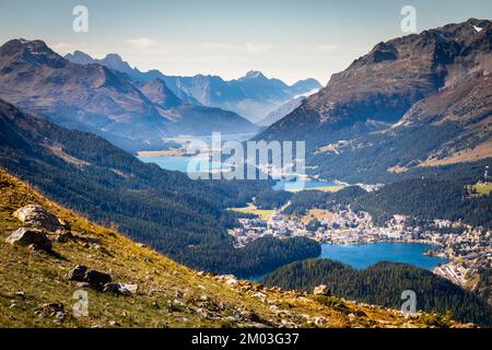 Blick über St. Moritz von Muottas Muragl aus Oberengadine, Graubunden, Schweiz Stockfoto