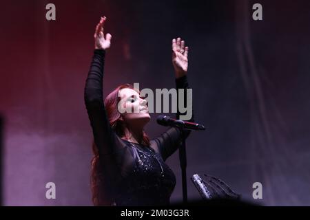 Toluca, Mexiko. 2.. Dezember 2022. Simone Simons ist Sängerin der holländischen Symphonic Metal Band Epica und tritt auf der Bühne während der˜Hell and Heaven Metal Fes't im Pegasus Forum auf. Am 2. Dezember 2022 in Toluca, Mexiko. (Kreditbild: © Carlos Santiago/Eyepix via ZUMA Press Wire) Stockfoto