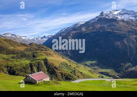 Bergpass Oberalp, dramatische Straße mit schweizer alpen, Schweiz Stockfoto