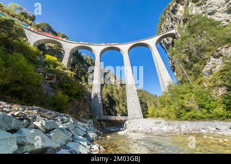 Schweizer Zug über die Landwasserbrücke in den alpen, Graubunden, Schweiz Stockfoto