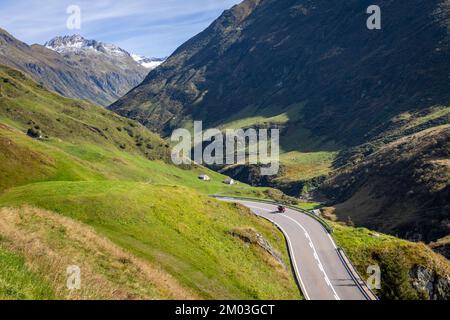 Bergpass Oberalp, dramatische Straße mit schweizer alpen, Schweiz Stockfoto