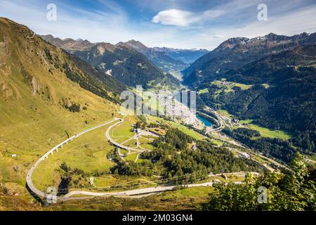 St. Gotthard-Gebirgspass, dramatische Straße mit schweizer alpen, Schweiz Stockfoto