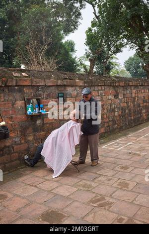 Straße Barber Hanoi Vietnam Stockfoto