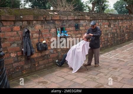 Straße Barber Hanoi Vietnam Stockfoto