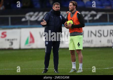 Hartlepool, Großbritannien. 3.. Dezember 2022Stockport Bezirksleiter Dave Challinor im Gespräch mit Fraser Horsfall während des Spiels der Sky Bet League 2 zwischen Hartlepool United und Stockport County im Victoria Park, Hartlepool, am Samstag, den 3.. Dezember 2022. (Kredit: Mark Fletcher | MI News) Kredit: MI News & Sport /Alamy Live News Stockfoto