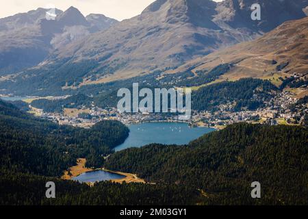 Über dem See St. Moritz mit Segelbooten von Muottas Muragl, Graubunden, Schweiz Stockfoto