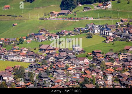 Red Train und lungern Dorf in den Schweizer Alpen, Schweiz Stockfoto
