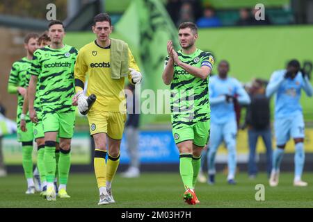 Nailsworth, Großbritannien. 03.. Dezember 2022. Die Spieler der Forest Green Rovers kommen aus dem Tunnel vor dem Sky Bet League 1 Spiel Forest Green Rovers gegen Cambridge United im New Lawn, Nailsworth, Großbritannien, 3.. Dezember 2022 (Foto von Gareth Evans/News Images) in Nailsworth, Großbritannien, am 12./3. Dezember 2022. (Foto: Gareth Evans/News Images/Sipa USA) Guthaben: SIPA USA/Alamy Live News Stockfoto