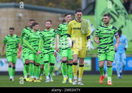 Nailsworth, Großbritannien. 03.. Dezember 2022. Die Spieler der Forest Green Rovers kommen aus dem Tunnel vor dem Sky Bet League 1 Spiel Forest Green Rovers gegen Cambridge United im New Lawn, Nailsworth, Großbritannien, 3.. Dezember 2022 (Foto von Gareth Evans/News Images) in Nailsworth, Großbritannien, am 12./3. Dezember 2022. (Foto: Gareth Evans/News Images/Sipa USA) Guthaben: SIPA USA/Alamy Live News Stockfoto