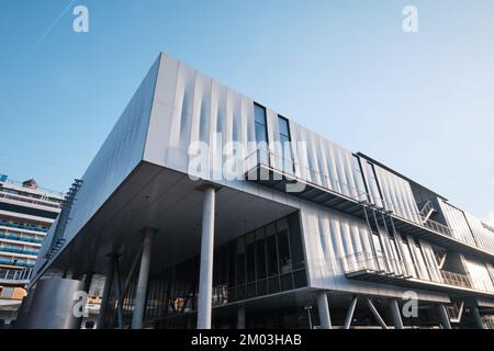 Istanbul, Türkei - Oktober 1 2022: Fassadendetails des Museums für moderne zeitgenössische Kunst in Istanbul im Galataport. Entworfen von Renzo Piano, RPBW Stockfoto