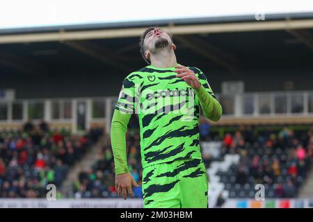 Nailsworth, Großbritannien. 03.. Dezember 2022. Josh March #28 of Forest Green Rovers reagiert während des Sky Bet League 1 Spiels Forest Green Rovers vs Cambridge United im New Lawn, Nailsworth, Großbritannien, 3.. Dezember 2022 (Foto von Gareth Evans/News Images) in Nailsworth, Großbritannien, am 12./3. Dezember 2022. (Foto: Gareth Evans/News Images/Sipa USA) Guthaben: SIPA USA/Alamy Live News Stockfoto