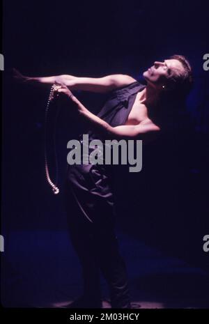 Englischer Musiker Peter Murphy tritt im Ventura Theater, Ventura CA, 1988 auf Stockfoto