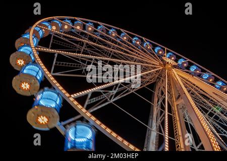 Nachtlandschaft mit Blick auf das Riesenrad am Hafen Weihnachtsmarkt in Köln. Stockfoto