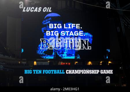 Indianapolis, Indiana, USA. 03.. Dezember 2022. Ein allgemeiner Überblick über die Videoplatine vor dem Spiel der NCAA-Fußballspiele zwischen den Purdue Boilermakers und den Michigan Wolverines im Lucas Oil Stadium in Indianapolis, Indiana. John Mersits/CSM/Alamy Live News Stockfoto